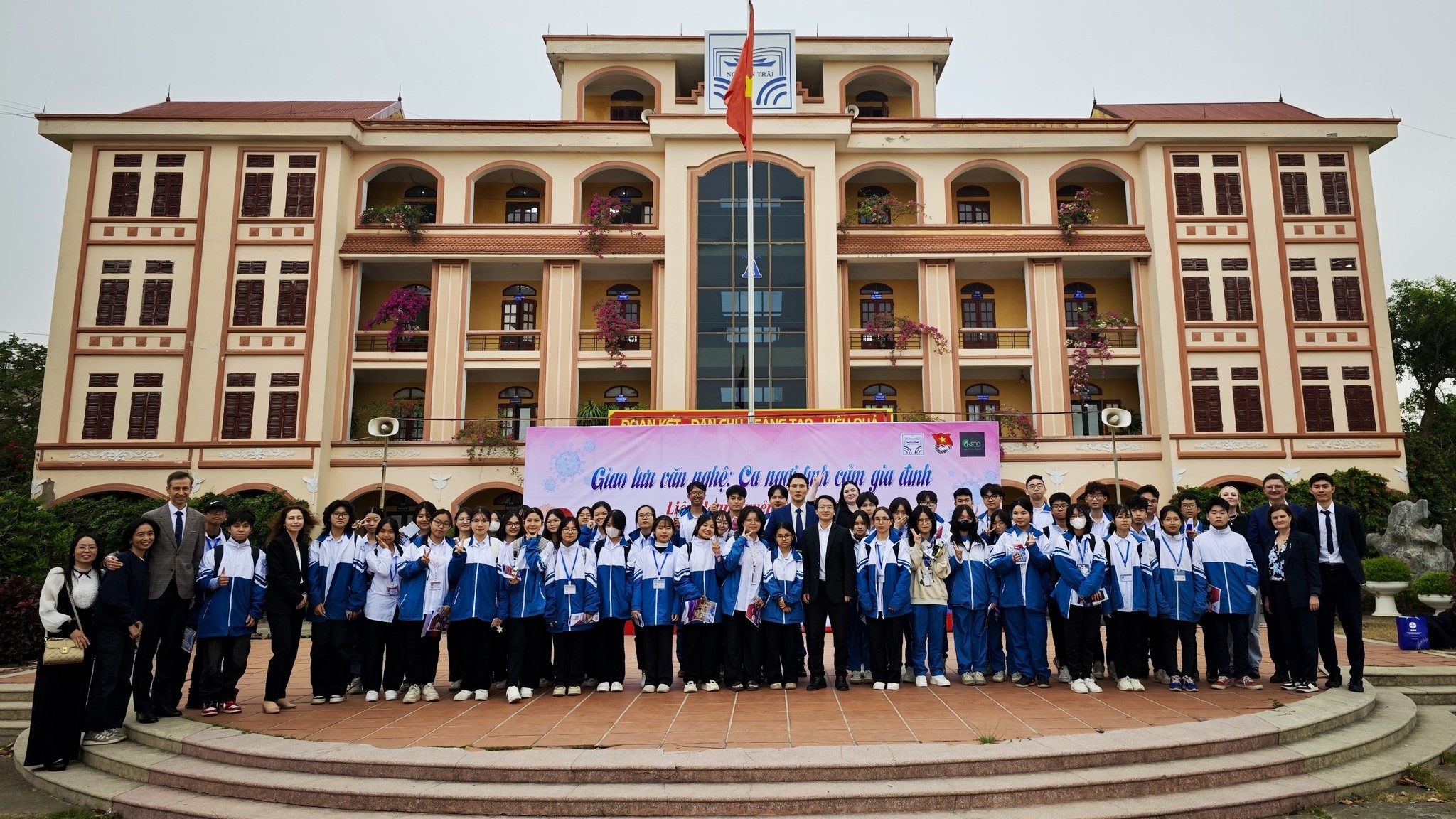 trien lam cac truong dai hoc nga tai thpt chuyen nguyen trai hai duong