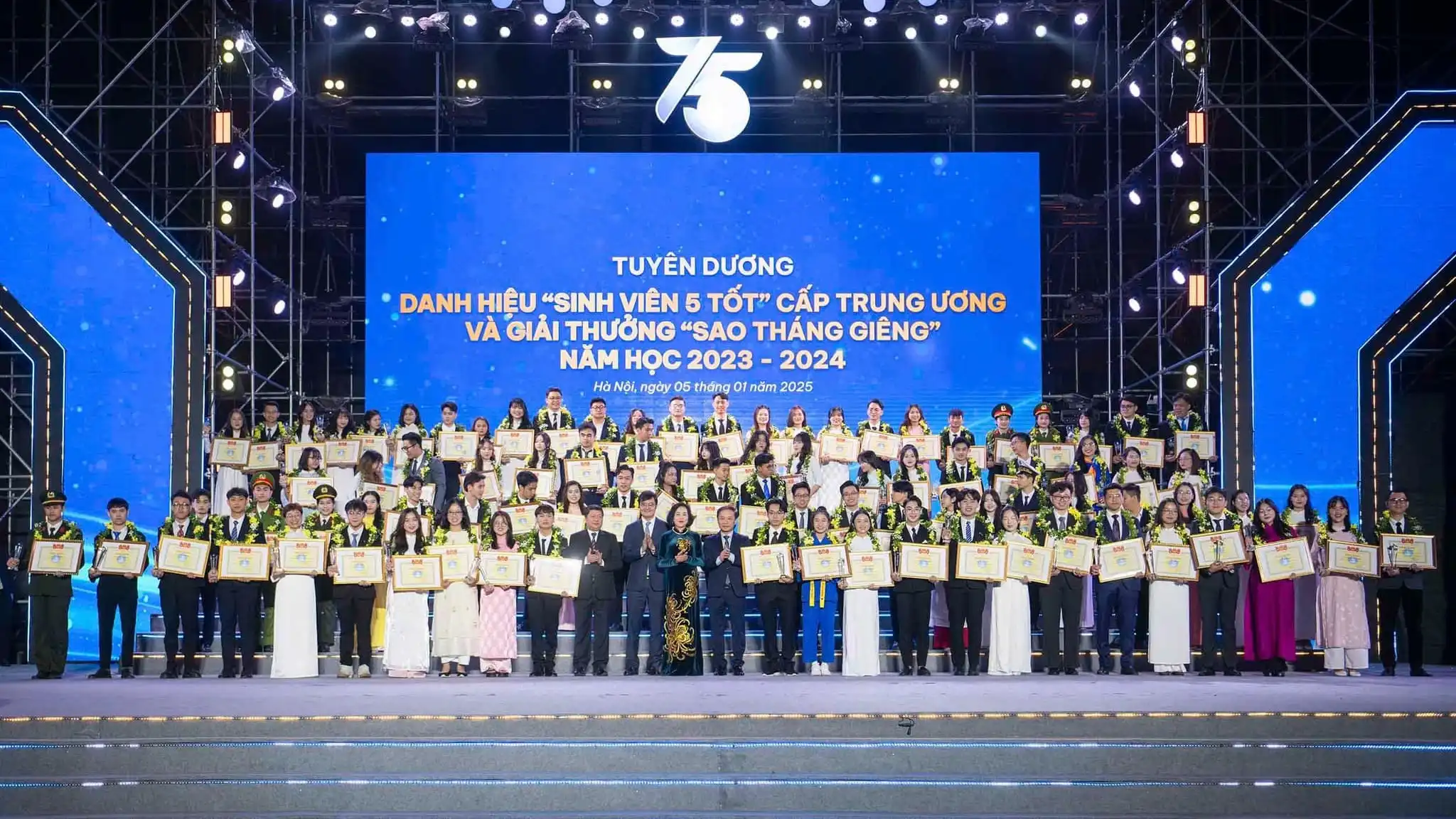 2 du học sinh đạt danh hiệu "Sinh viên 5 tốt" và giải thưởng "Sao tháng Giêng" 2 2 du hoc sinh dat danh hieu sinh vien 5 tot va giai thuong sao thang gieng 1