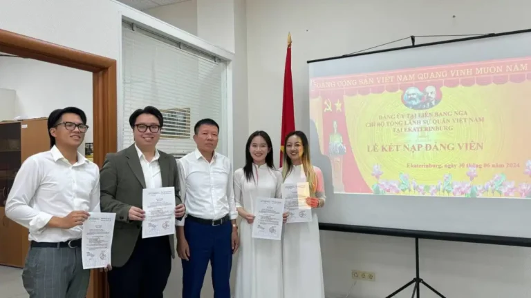 Bước tiến trong phong trào kết nạp đảng viên mới tại Ekaterinburg 6 buoc tien trong phong trao ket nap dang vien moi tai ekaterinburg