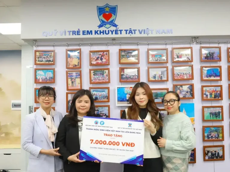 thanh nien viet nam tai lien bang nga trao tang tu thien 103000 rub