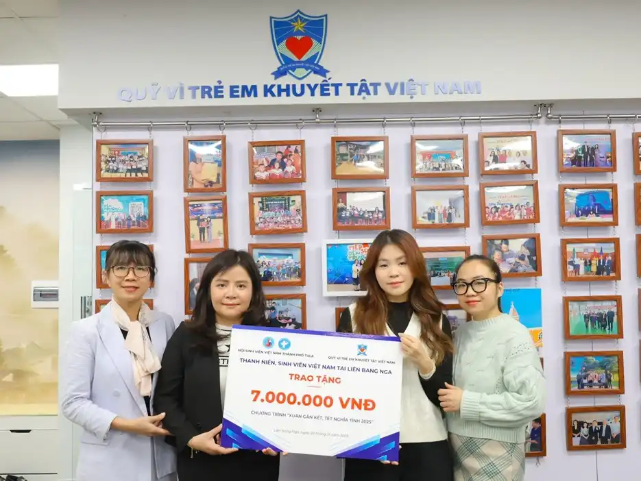 thanh nien viet nam tai lien bang nga trao tang tu thien 103000 rub