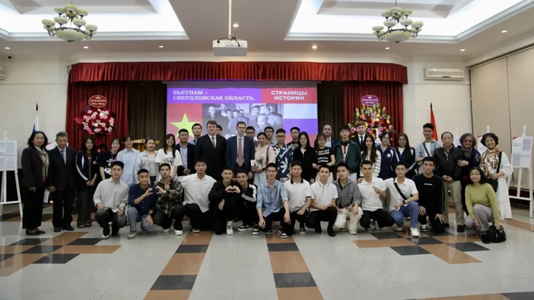 khai mac trien lam viet nam tinh sverdlovsk nhung trang su chung