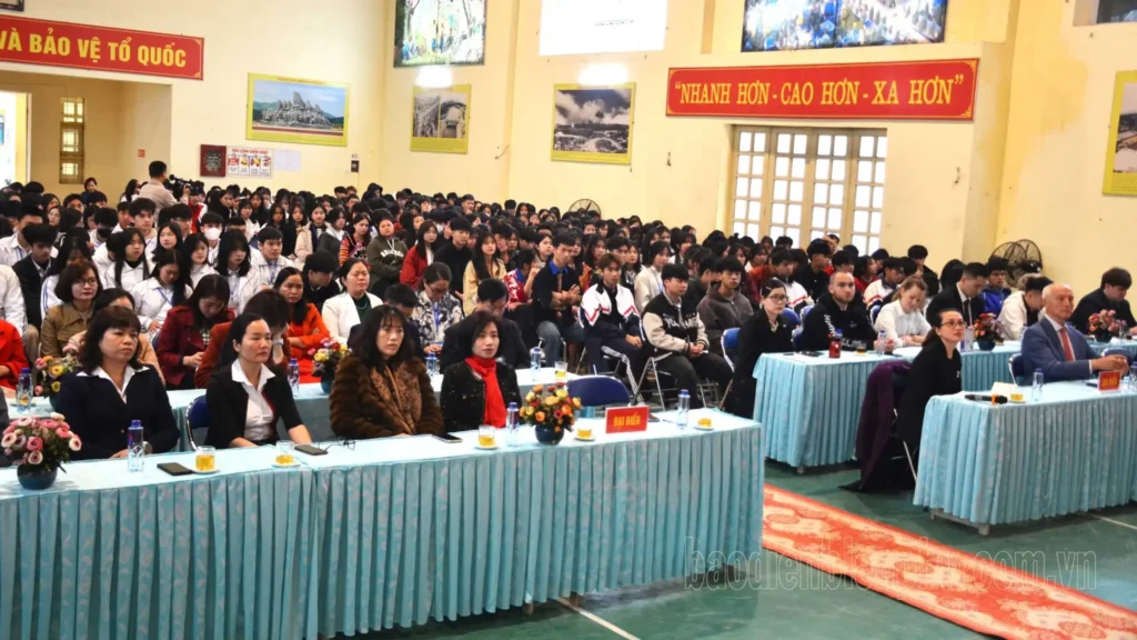 tu van tuyen sinh du hoc nga thu hut hon 500 hoc sinh tai dien bien