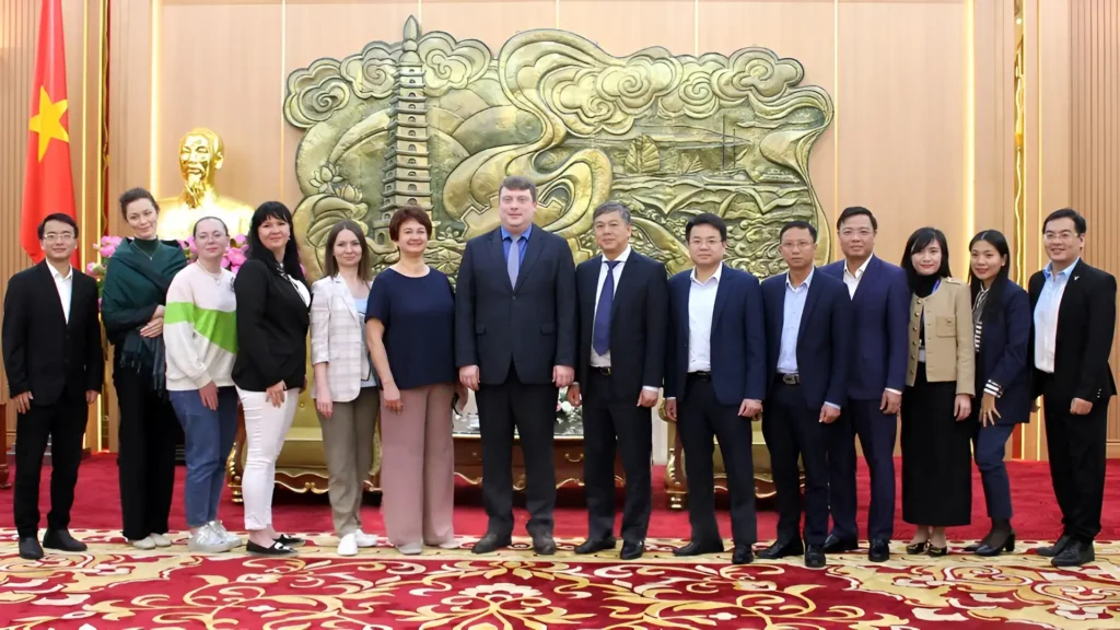 ubnd tinh nam dinh lam viec voi doan cac truong dai hoc nga