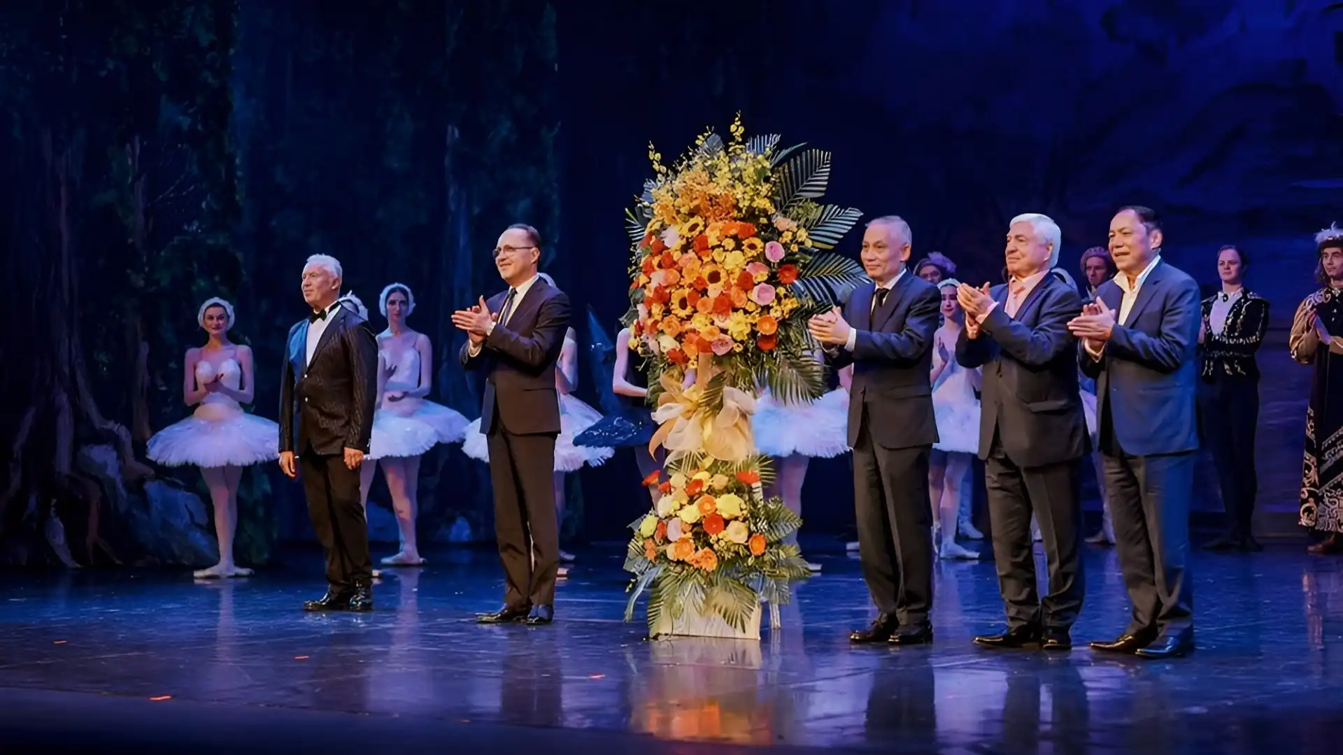 Kiệt tác ballet 'Hồ thiên nga' làm say lòng khán giả Nhà hát Hồ Gươm 2 Bộ trưởng Bộ VHTTDL Nguyễn Văn Hùng cùng các đại biểu tặng hoa chúc mừng các nghệ sĩ