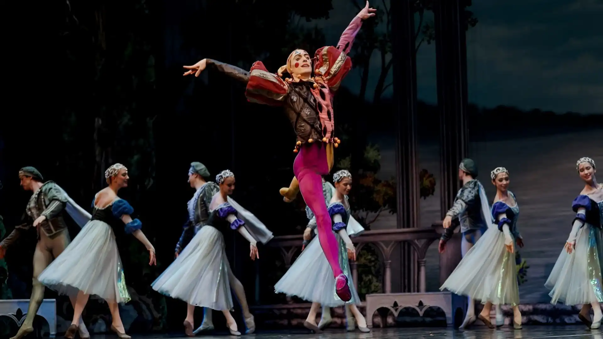 Kiệt tác ballet 'Hồ thiên nga' làm say lòng khán giả Nhà hát Hồ Gươm 3 Một cảnh trong vở "Hồ Thiên Nga"