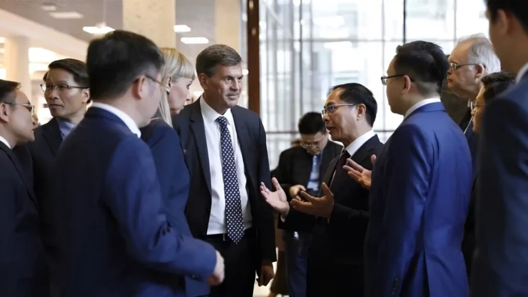 mon qua dac biet cua hoc vien tong thong ranepa gui tang viet nam