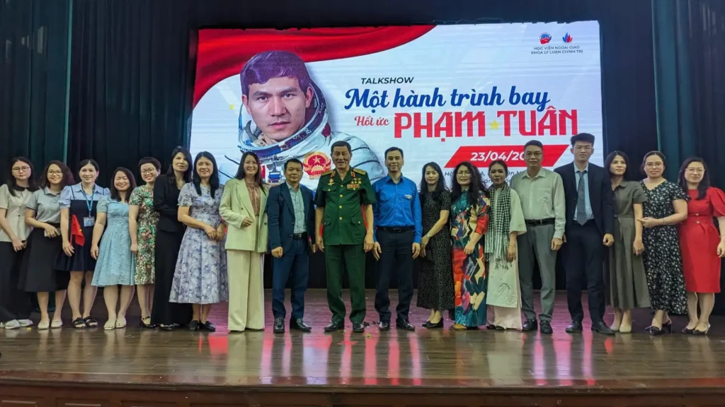 talkshow mot hanh trinh bay hoi uc pham tuan tai hoc vien ngoai giao