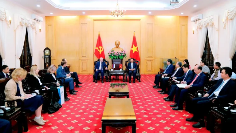viet nga tang cuong nghien cuu chien luoc va dao tao can bo lanh dao