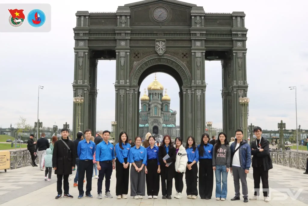 Dâng hoa tưởng niệm và tham quan trải nghiệm tại công viên Patriot 1 dang hoa tuong niem va tham quan trai nghiem tai cong vien patriot