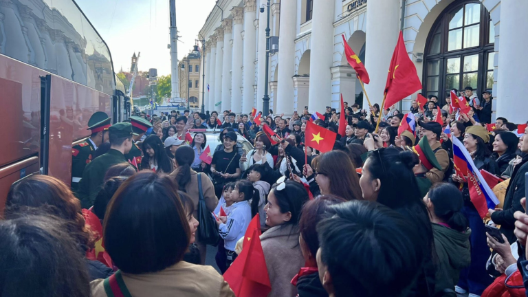 Kiều bào tại Nga chào đón đoàn Quân đội nhân dân Việt Nam 11 kieu bao tai nga chao don doan quan doi nhan dan viet nam