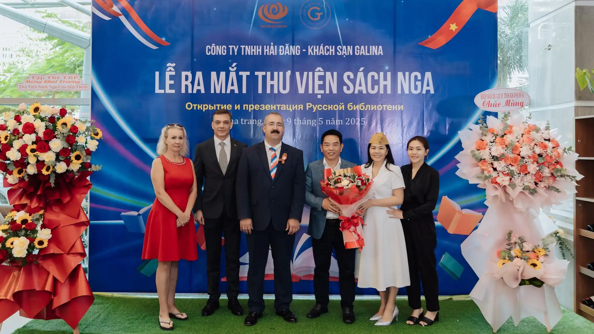 ra mat thu vien sach nga giua long pho bien nha trang 1