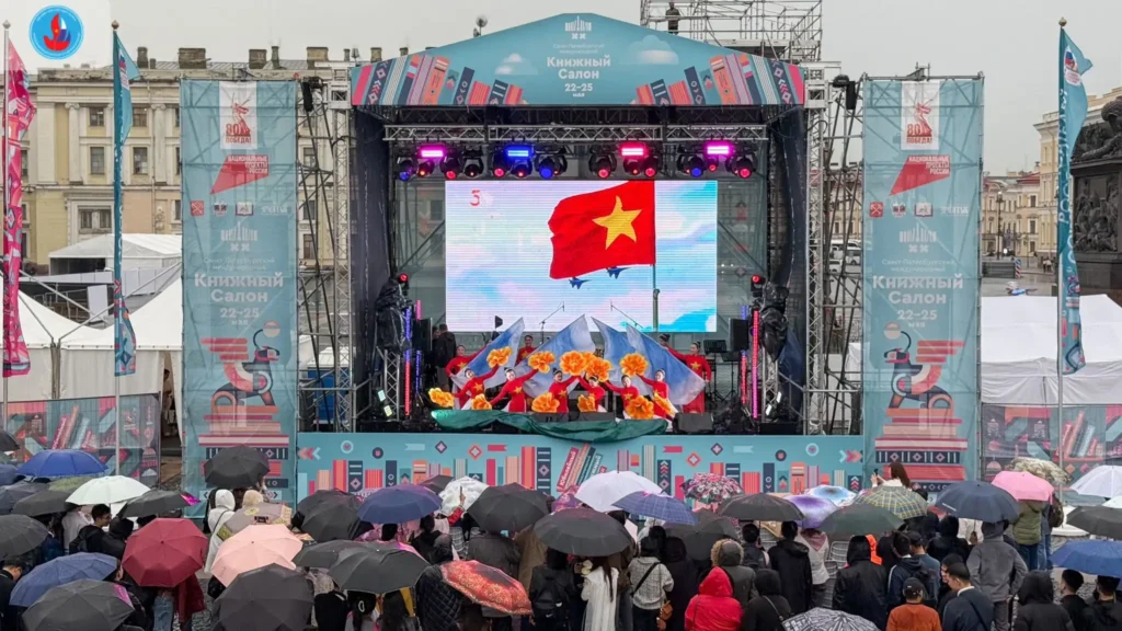sinh vien viet nam bieu dien tai hoi sach quoc te saint petersburg