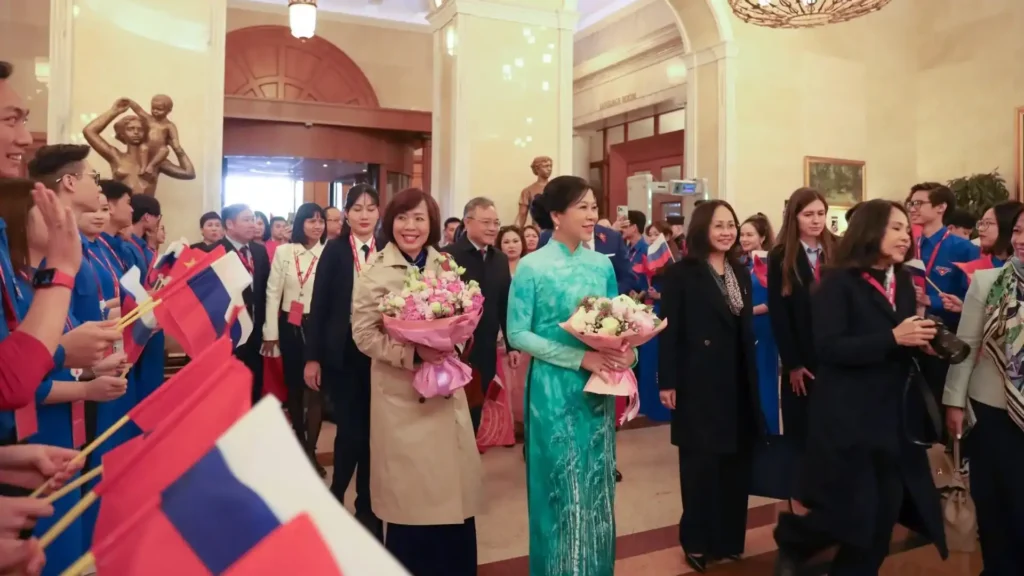 sinh vien viet nam nong nhiet chao don tong bi thu tham nga
