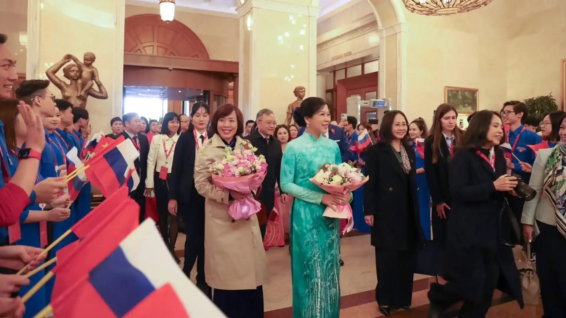 sinh vien viet nam nong nhiet chao don tong bi thu tham nga