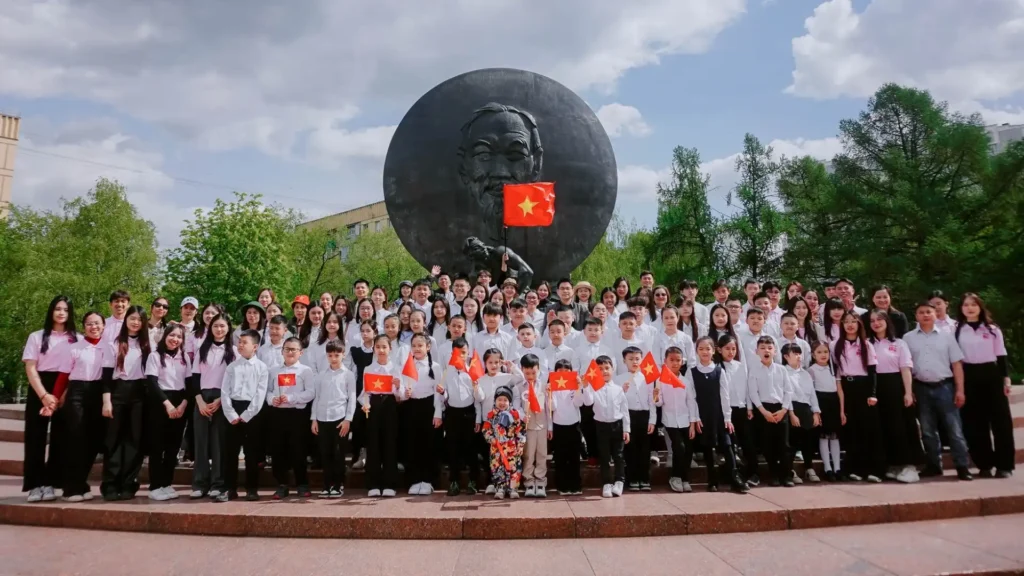 thieu nhi viet tuong nho bac ho va gin giu ngon lua que huong