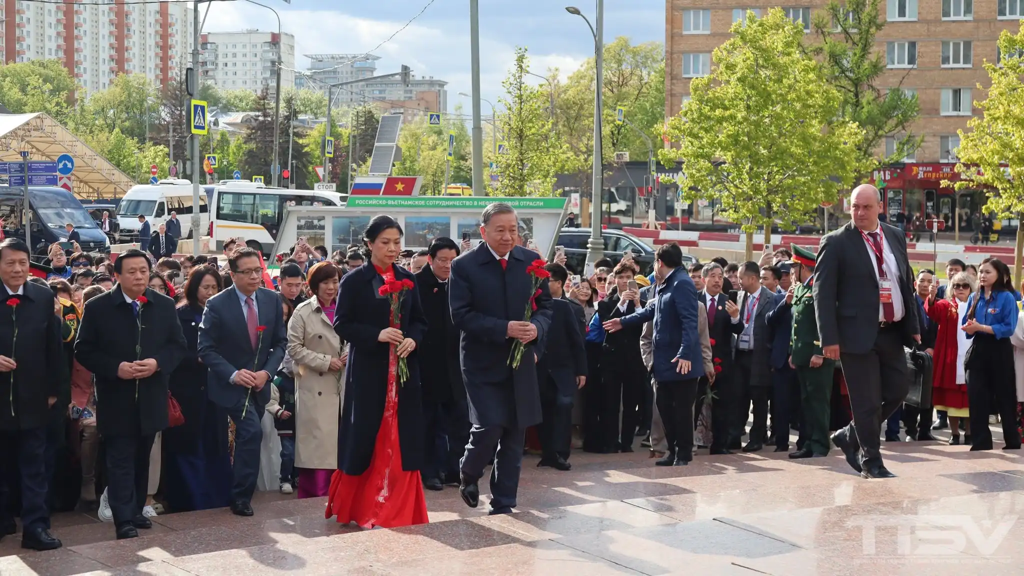 tong bi thu dang hoa tai tuong dai ho chi minh va tuong dai le duan