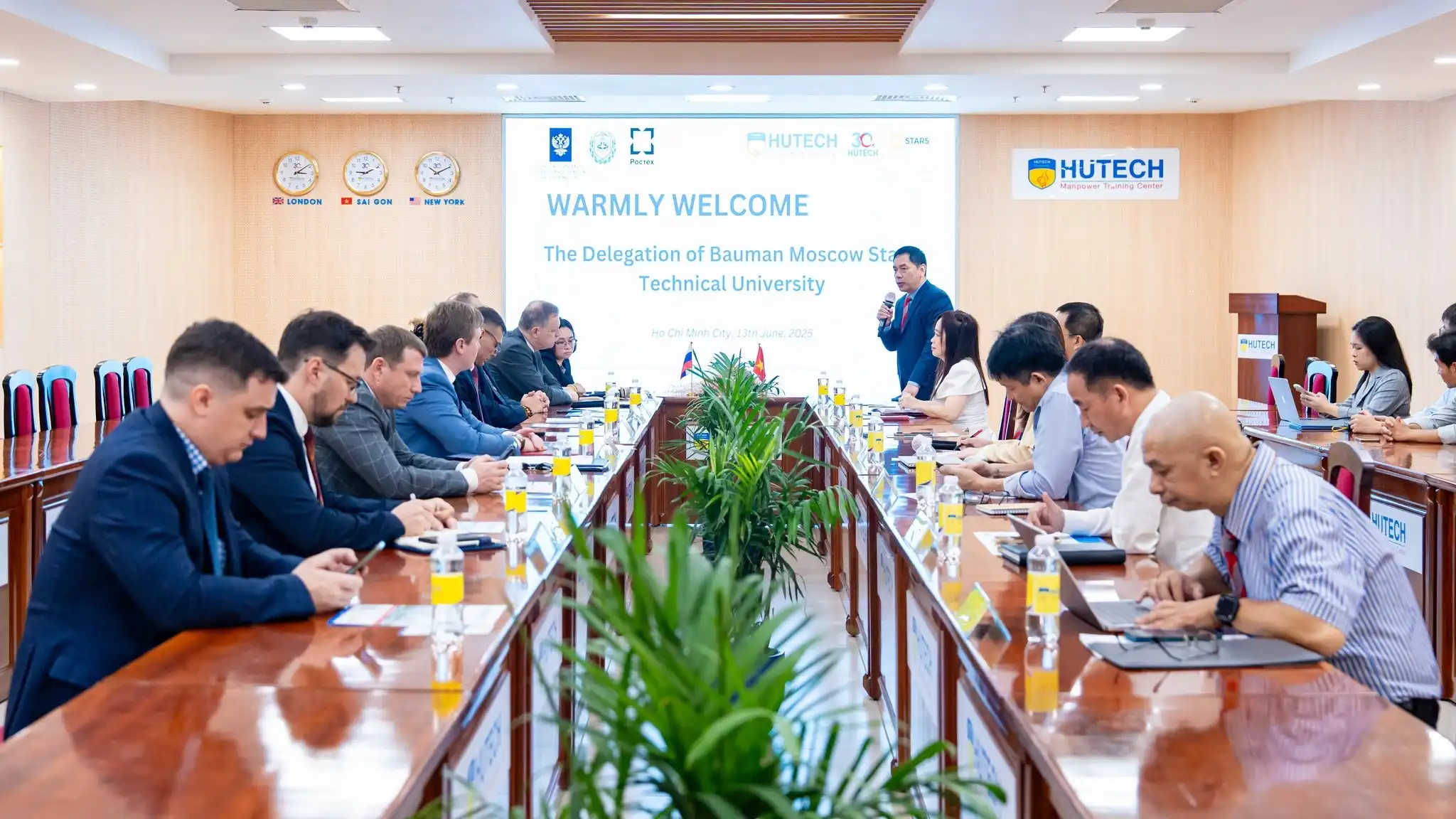 Đoàn đại biểu Đại học Bauman thăm và làm việc tại HUTECH 2 doan dai bieu dai hoc bauman tham va lam viec tai hutech 1