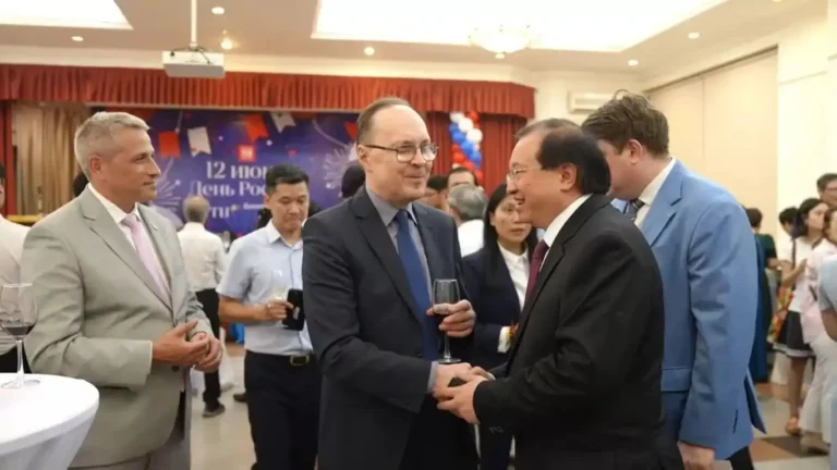 Lễ kỷ niệm 35 năm Ngày Quốc khánh Liên bang Nga tại Hà Nội 15 le ky niem 35 nam ngay quoc khanh lien bang nga tai ha noi