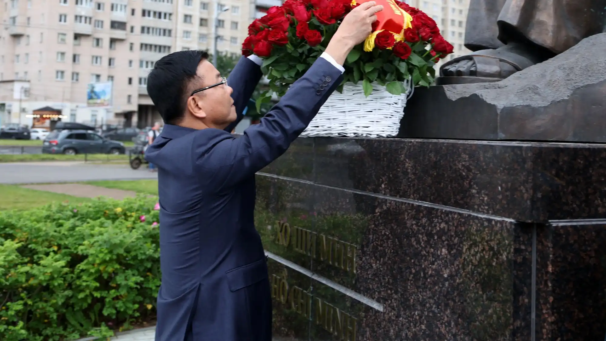Phó Thủ tướng Lê Thành Long dâng hoa tại tượng đài Chủ tịch Hồ Chí Minh 2 pho thu tuong le thanh long dang hoa tai tuong dai chu tich ho chi minh 1