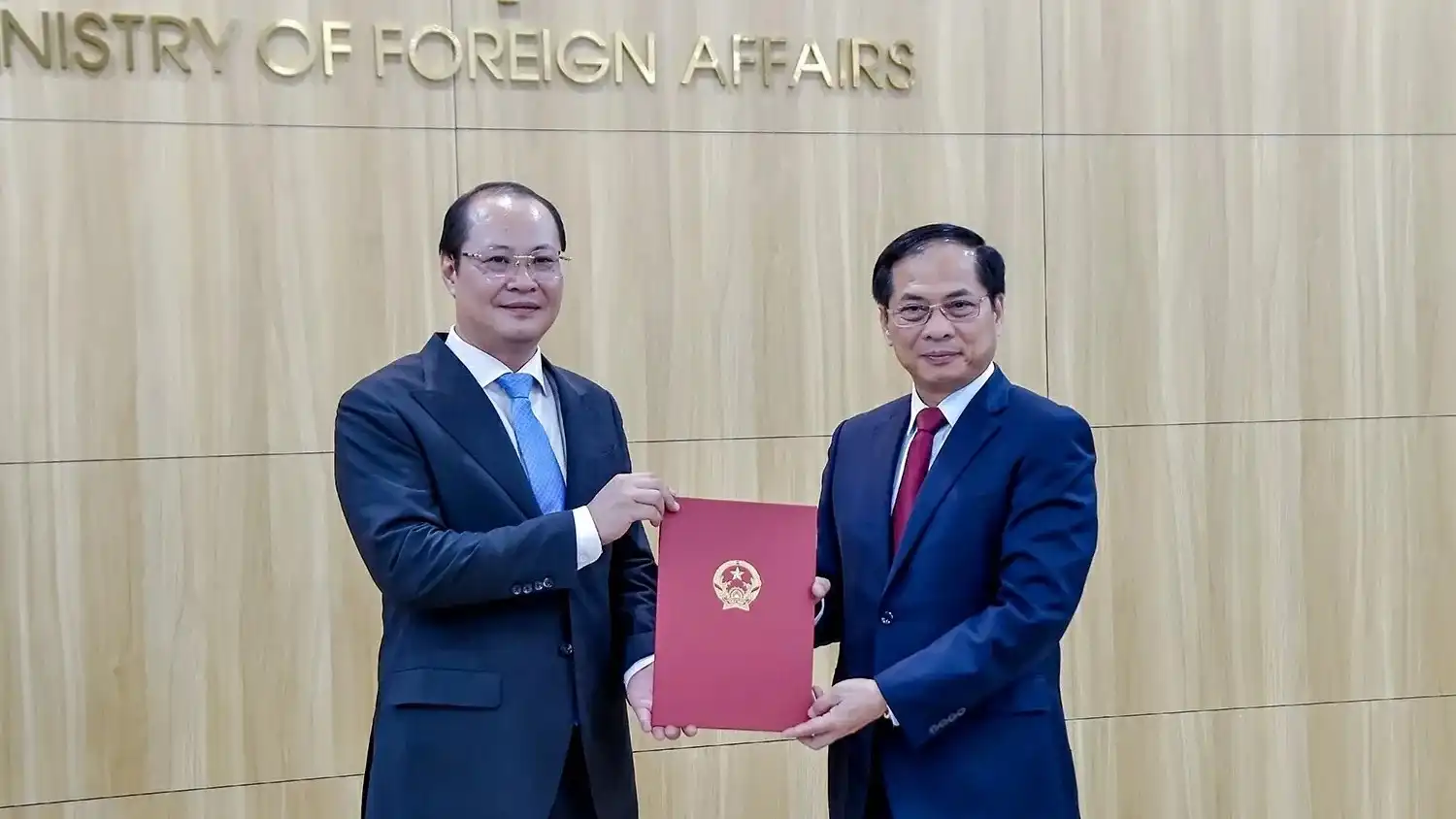 viet nam chinh thuc bo nhiem tong lanh su moi tai vladivostok