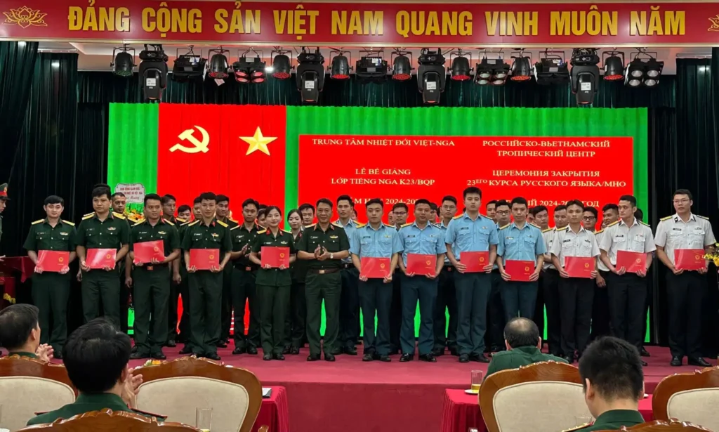 Bế giảng lớp tiếng Nga K23/BQP tại Trung tâm Nhiệt đới Việt-Nga 1 be giang lop tieng nga k23 bqp tai trung tam nhiet doi viet nga