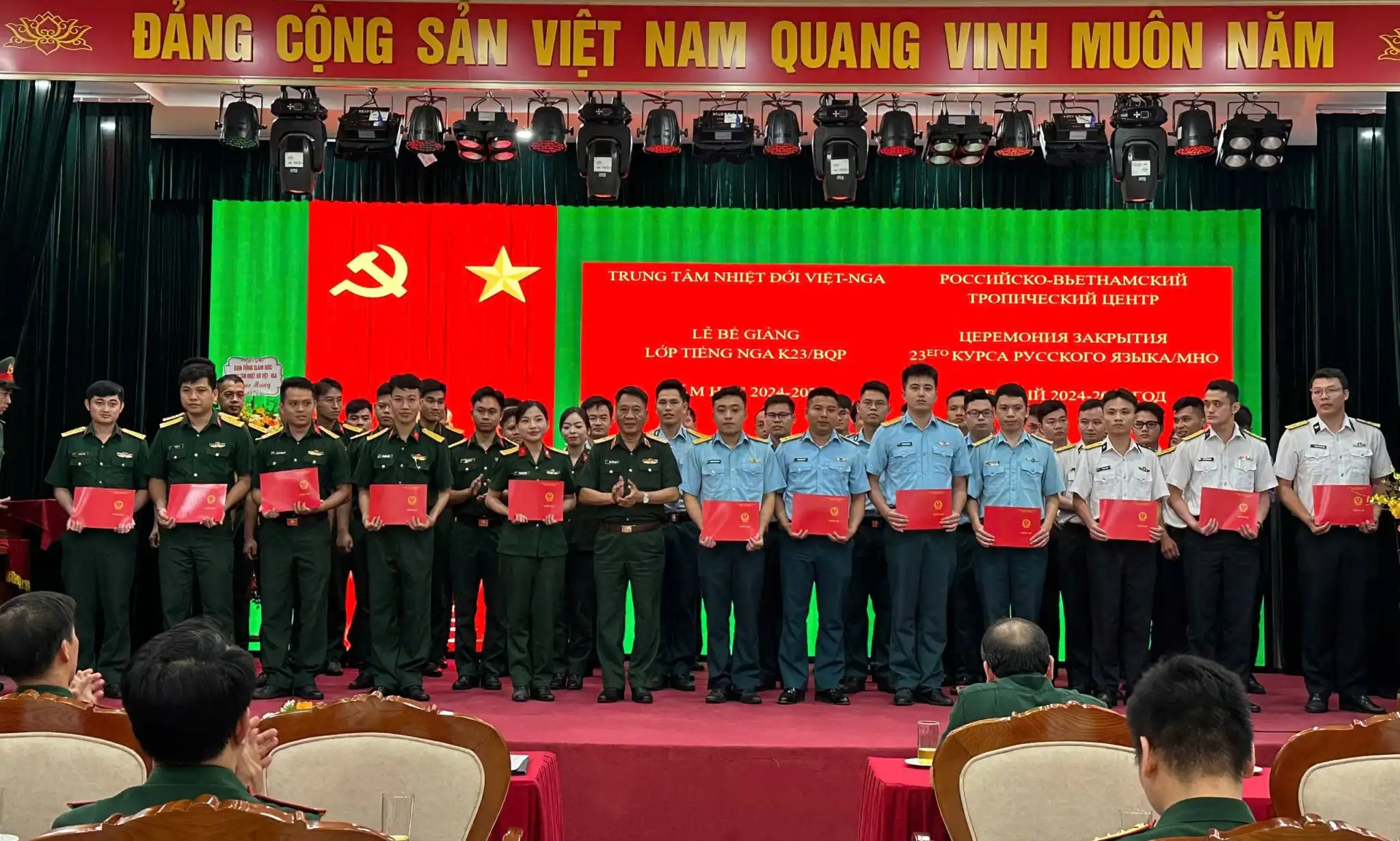 Bế giảng lớp tiếng Nga K23/BQP tại Trung tâm Nhiệt đới Việt-Nga 2 be giang lop tieng nga k23 bqp tai trung tam nhiet doi viet nga