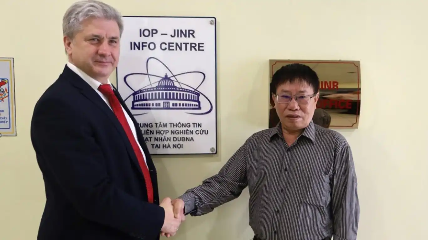Giáo sư Lê Hồng Khiêm và hành trình ghi dấu khoa học tại Dubna 3 GS.TS. Lê Hồng Khiêm và TS. Dmitry Kamanin, Giám đốc Trung tâm đào tạo sau đại học của JINR tại Trung tâm thông tin JINR được đặt tại Viện Vật lý