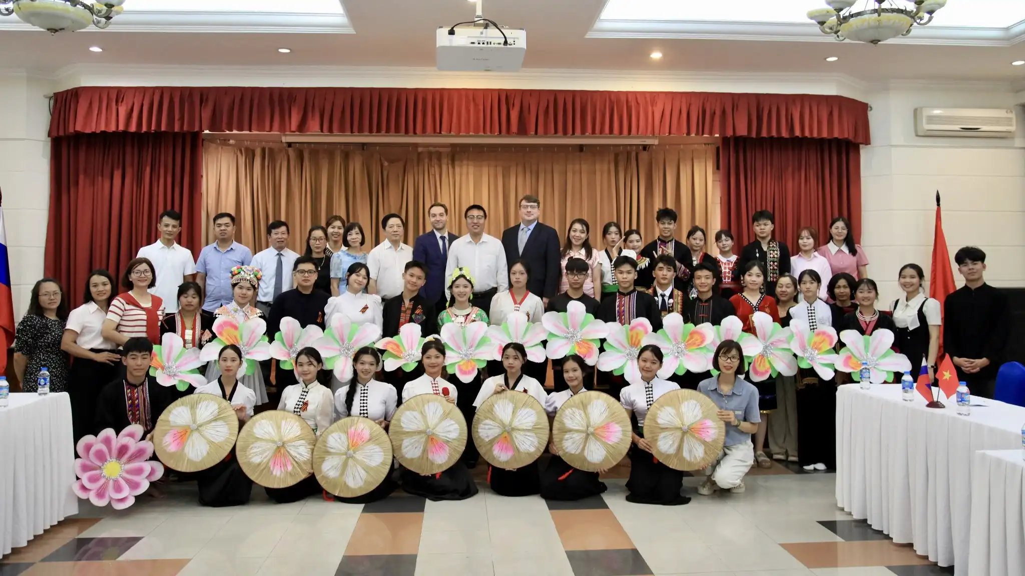 Học sinh Điện Biên giao lưu văn hóa với Trung tâm Khoa học Văn hóa Nga 2 hoc sinh dien bien giao luu van hoa voi trung tam khoa hoc van hoa nga