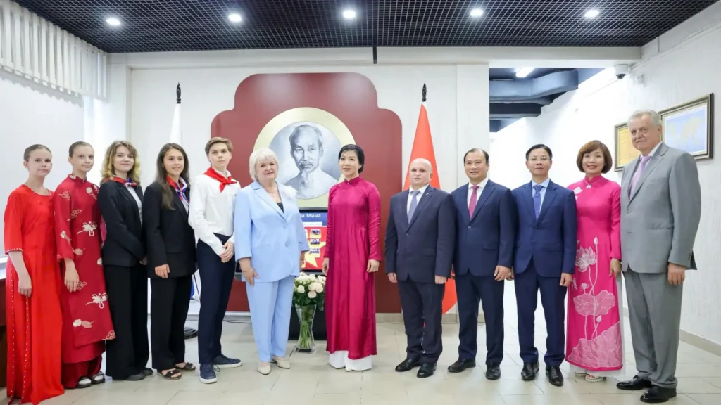 Phu nhân Tổng Bí thư Tô Lâm thăm trường trung học 488 Saint Petersburg 1 phu nhan tong bi thu to lam tham truong trung hoc 488 saint petersburg