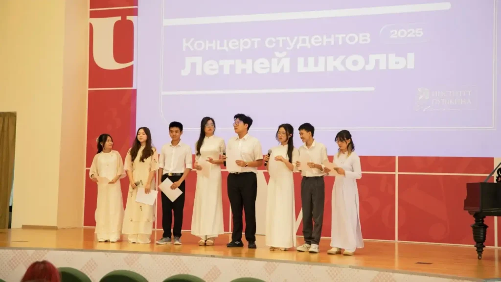 Sắc màu văn hóa Việt tại đêm bế mạc Trường Hè Viện Pushkin 2025 1 sac mau van hoa viet tai dem be mac truong he vien pushkin 2025