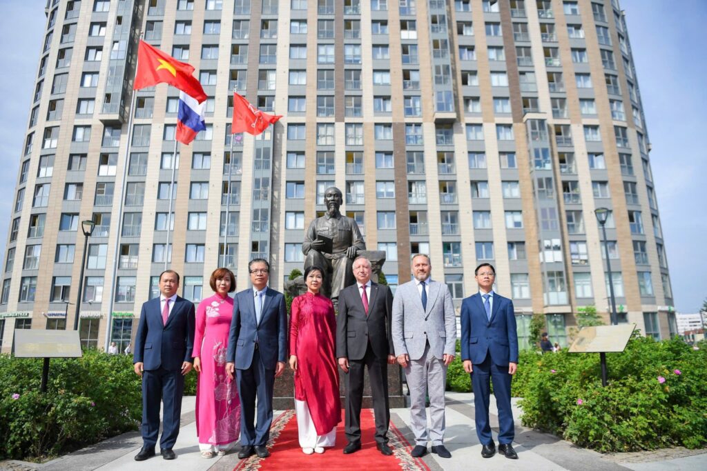 Saint Petersburg chính thức gắn biển tại Quảng trường Hồ Chí Minh 1 saint petersburg chinh thuc gan bien tai quang truong ho chi minh