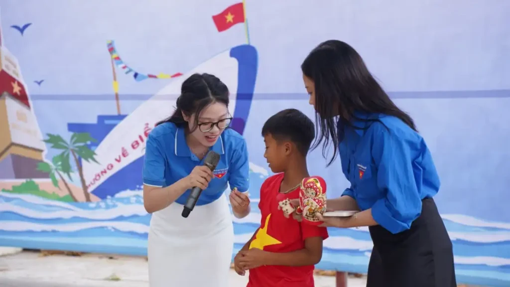 Du học sinh mang văn hóa Nga đến với trẻ em đảo Bạch Long Vĩ 1 du hoc sinh mang van hoa nga den voi tre em dao bach long vi