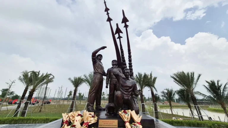 gan bien cum tuong tri an the hien tinh huu nghi quoc te tai viet nam 1