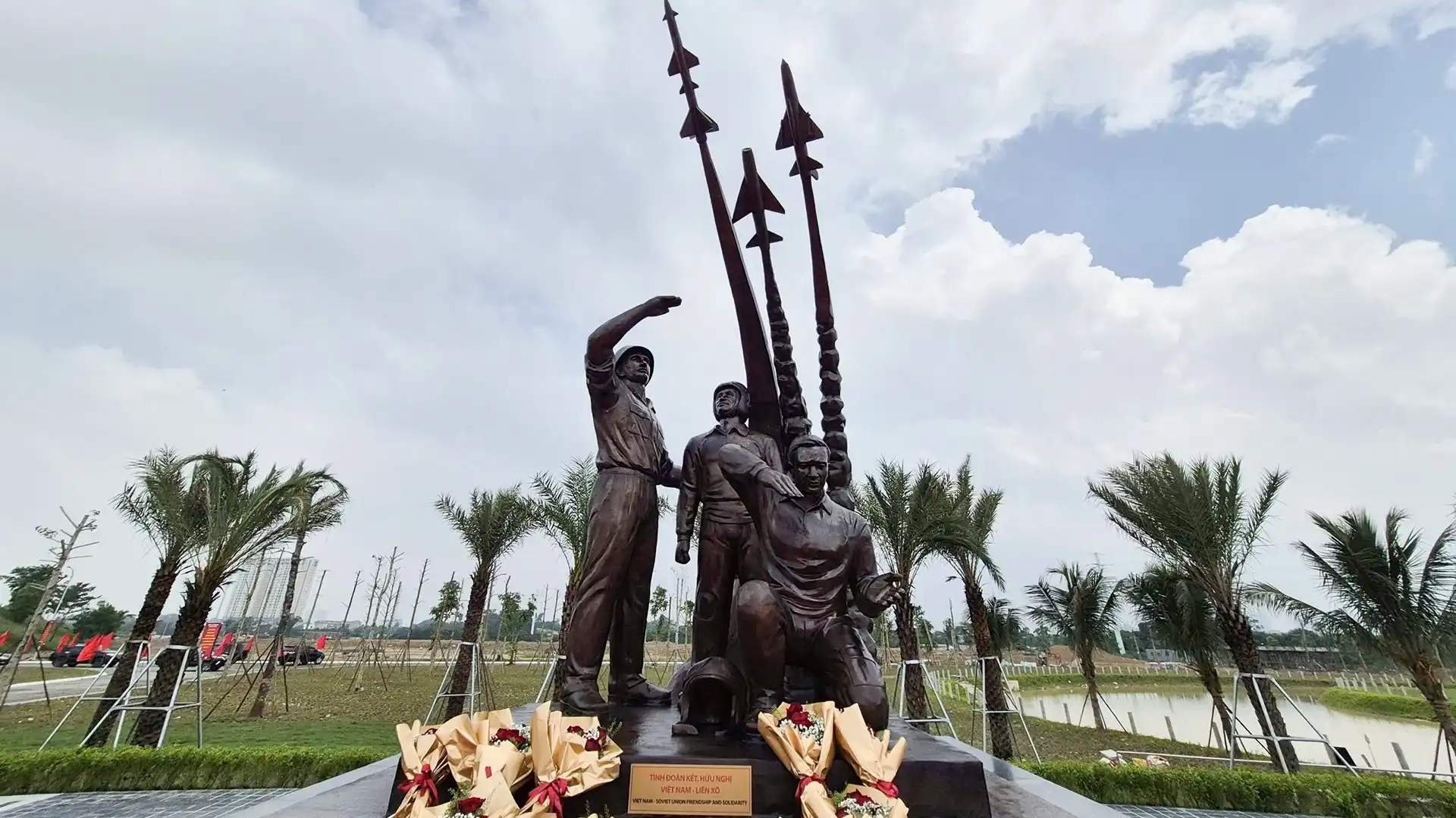 Gắn biển cụm tượng tri ân thể hiện tình hữu nghị quốc tế tại Việt Nam 2 gan bien cum tuong tri an the hien tinh huu nghi quoc te tai viet nam 1
