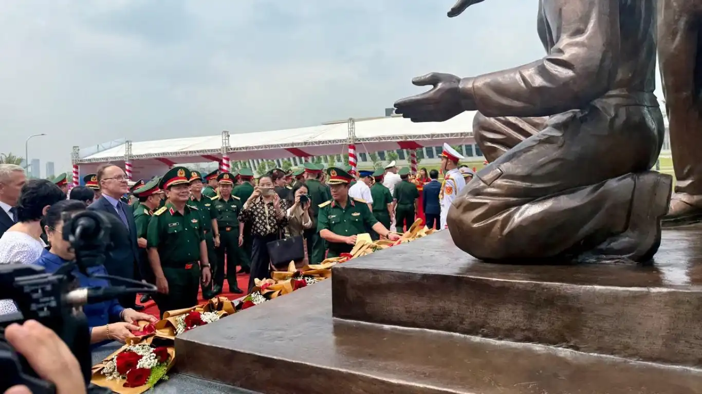 Gắn biển cụm tượng tri ân thể hiện tình hữu nghị quốc tế tại Việt Nam 3 gan bien cum tuong tri an the hien tinh huu nghi quoc te tai viet nam 2