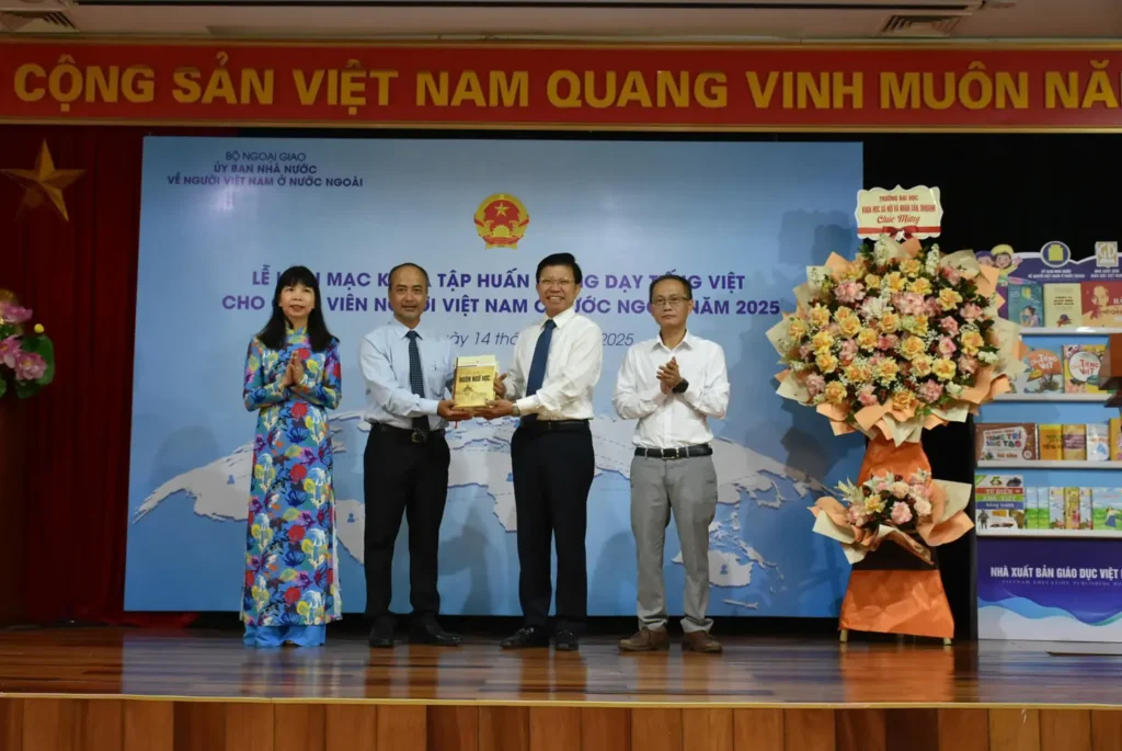 Giáo viên kiều bào giữ hồn dân tộc Việt qua từng trang sách 1 giao vien kieu bao giu hon dan toc viet qua tung trang sach 2