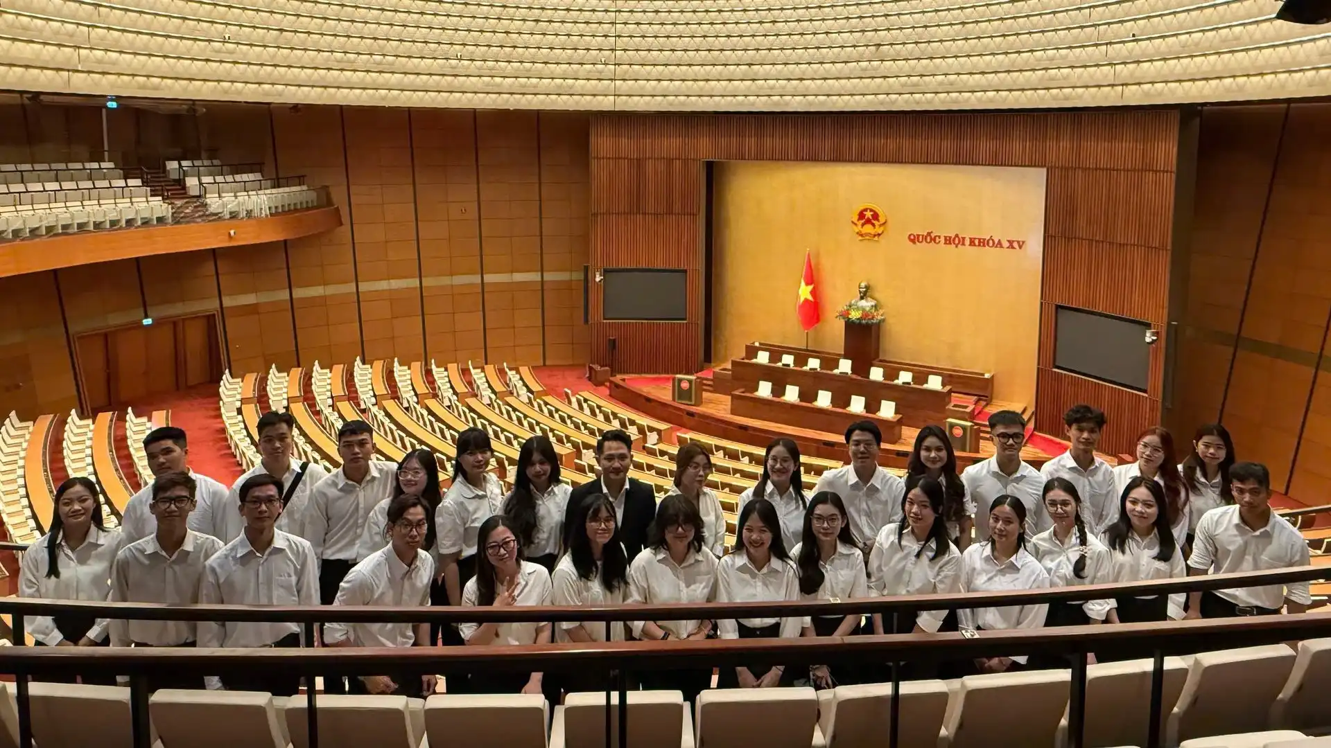 thanh nien sinh vien viet nam tai nga tham quan toa nha quoc hoi