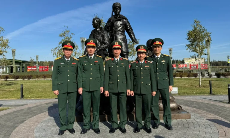 doan can bo hoc vien hau can tham va lam viec tai lien bang nga 2