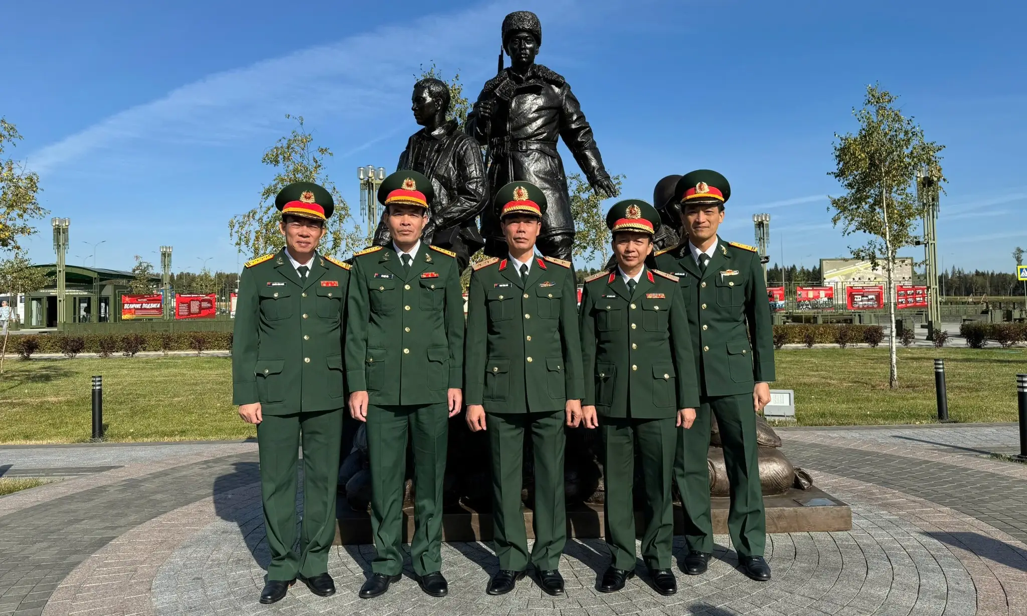 doan can bo hoc vien hau can tham va lam viec tai lien bang nga 2