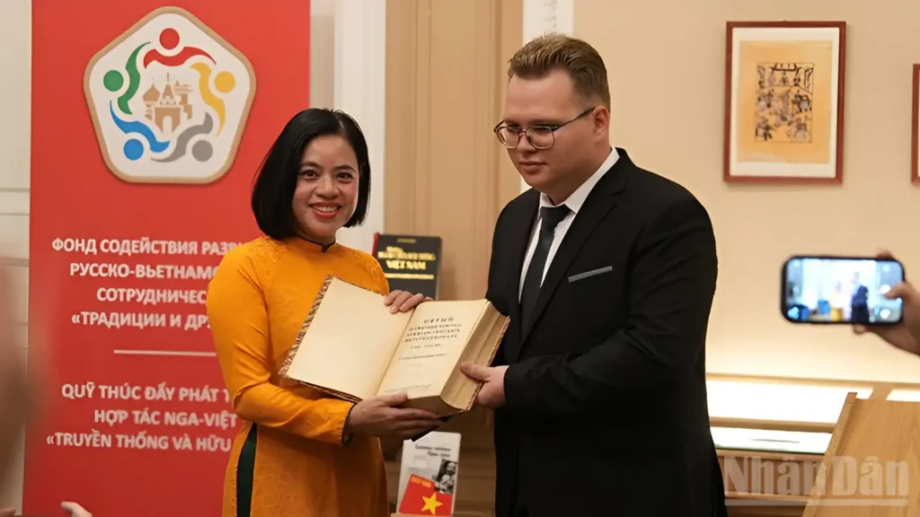 giang vien va sinh vien mgimo tang sach quy ve chu tich ho chi minh