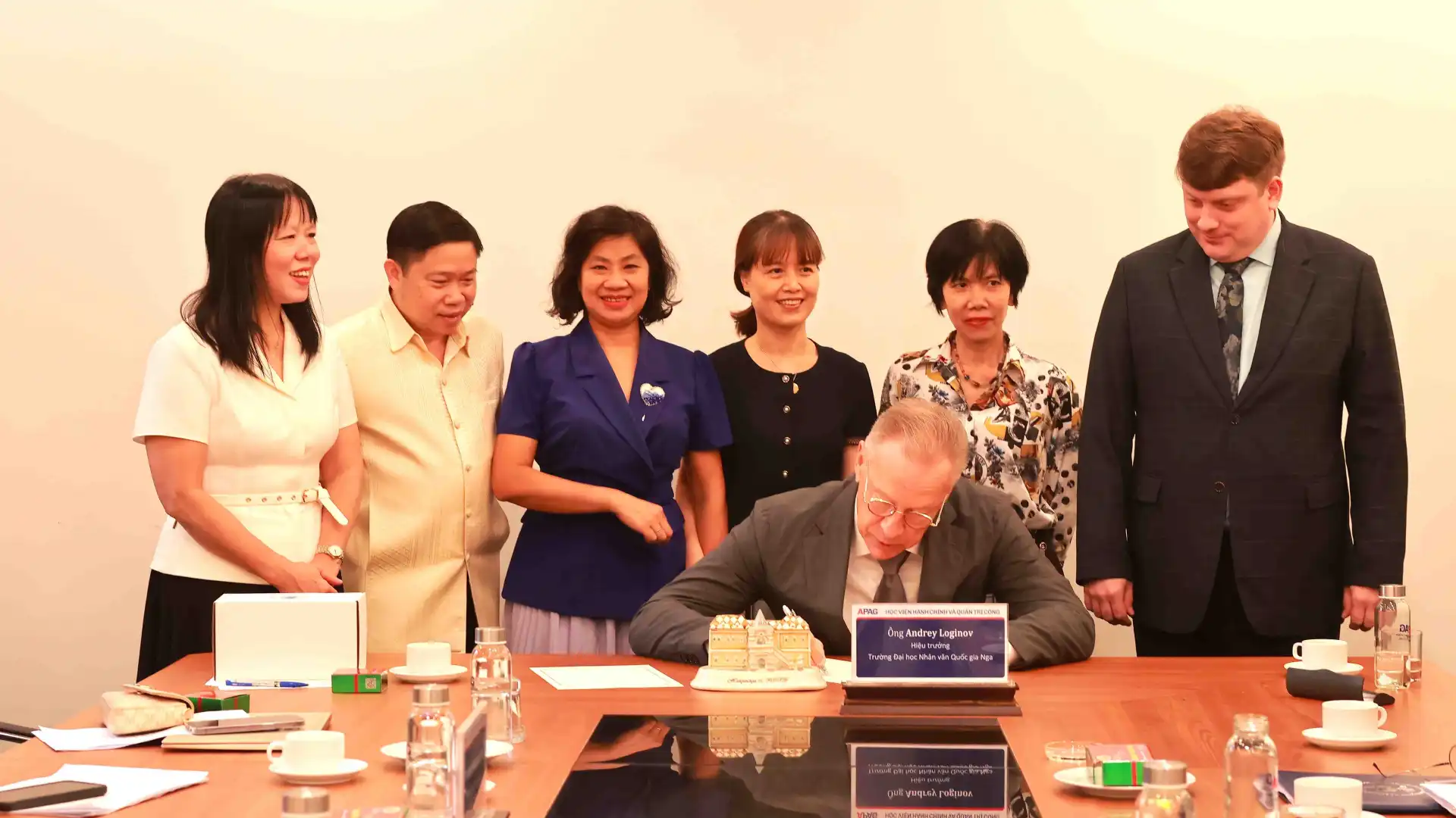 hoc vien hanh chinh va quan tri cong lam viec voi dai hoc nhan van nga 2