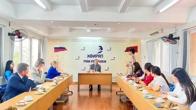 Thứ trưởng Bộ Khoa học và Giáo dục đại học Nga thăm Phân viện Puskin 4 thu truong bo khoa hoc va giao duc dai hoc nga tham phan vien puskin 2