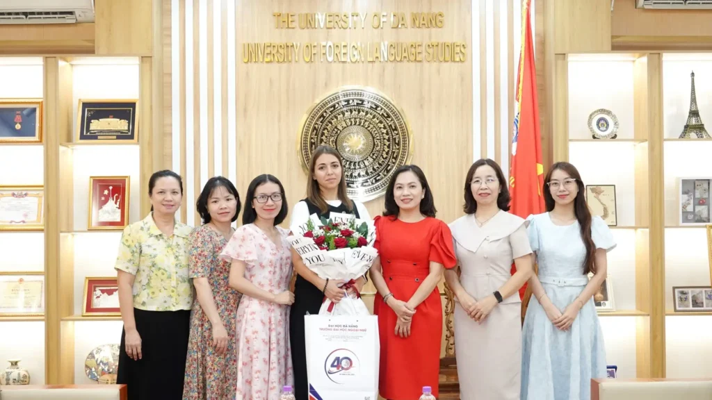 chuyen gia nga duoc chao don tai truong dai hoc ngoai ngu da nang
