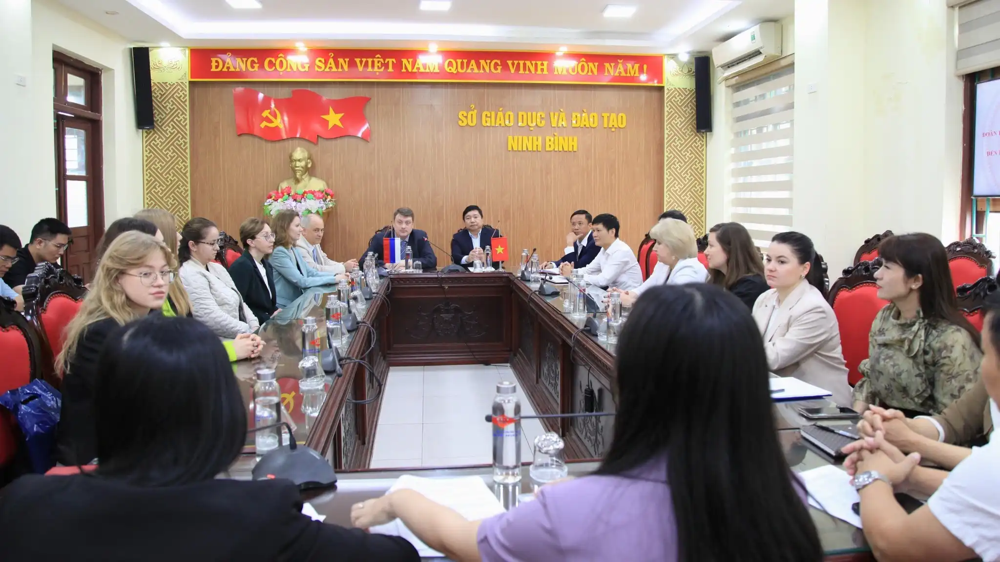 Đoàn các trường đại học Nga thăm và làm việc tại tỉnh Ninh Bình 2 doan cac truong dai hoc nga tham va lam viec tai tinh ninh binh