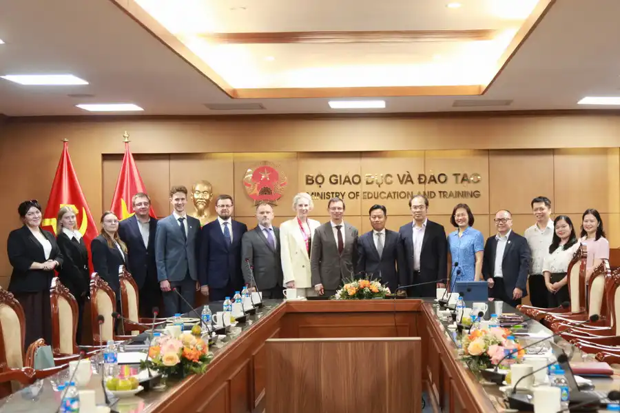 thu truong le quan tiep va lam viec voi hieu truong dai hoc hse