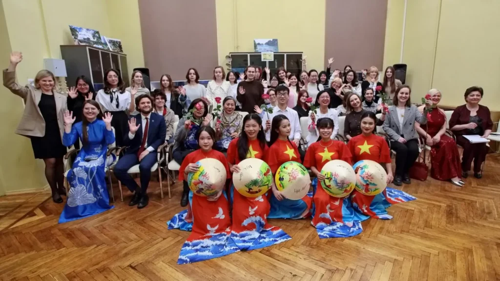 Ấm áp lễ kỷ niệm Ngày Nhà giáo Việt Nam tại Saint Petersburg 1 am ap le ky niem ngay nha giao viet nam tai saint petersburg