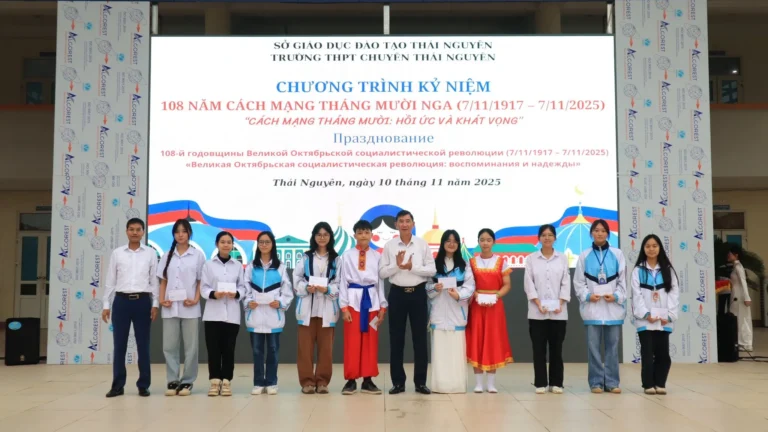 Kỷ niệm 108 năm Cách mạng Tháng Mười Nga tại THPT Chuyên Thái Nguyên 1 ky niem 108 nam cach mang thang muoi nga tai thpt chuyen thai nguyen