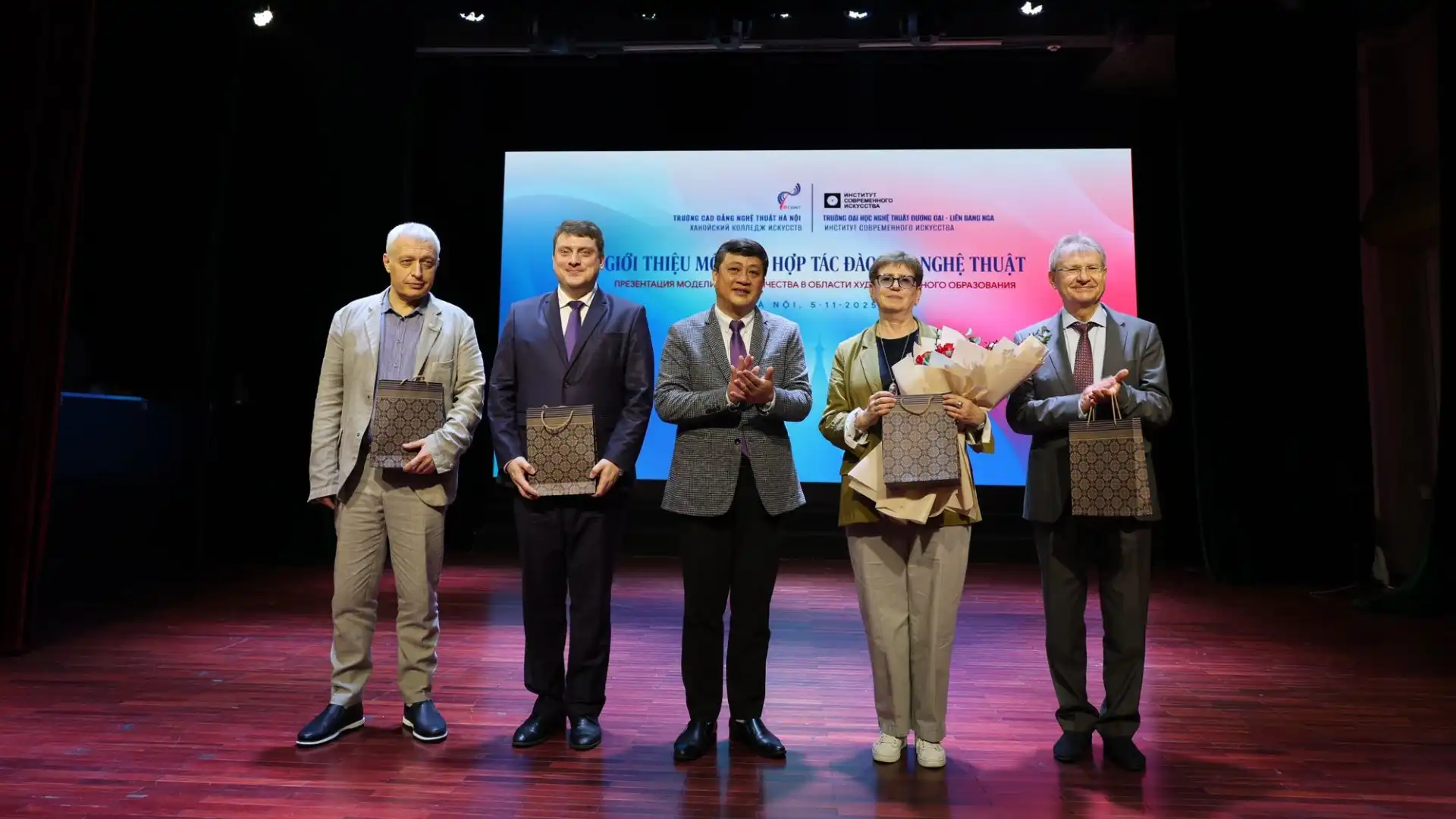 truong cao dang nghe thuat ha noi don doan cong tac cua nga
