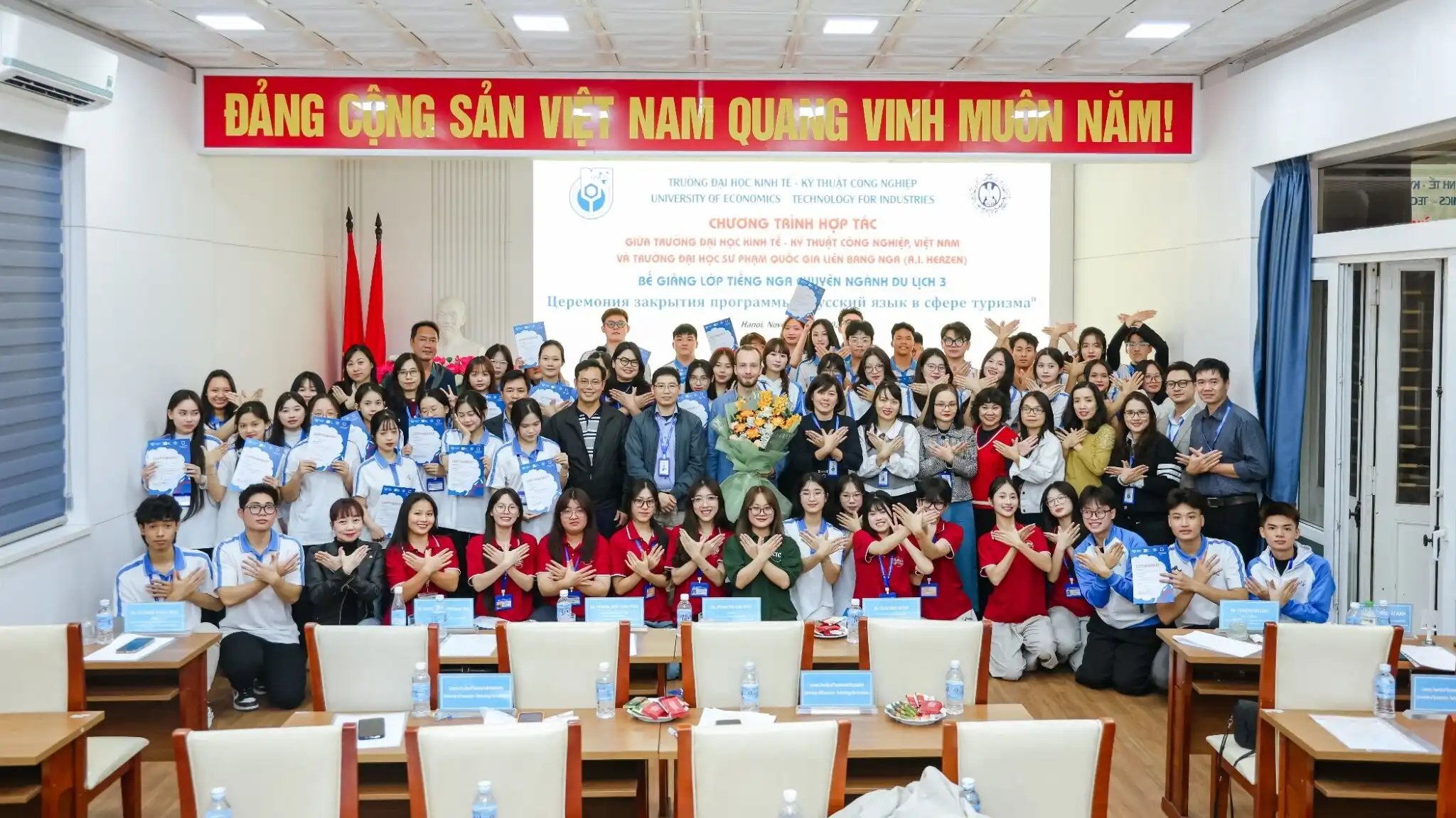 uneti be giang lop tieng nga chuyen nganh du lich khoa 3
